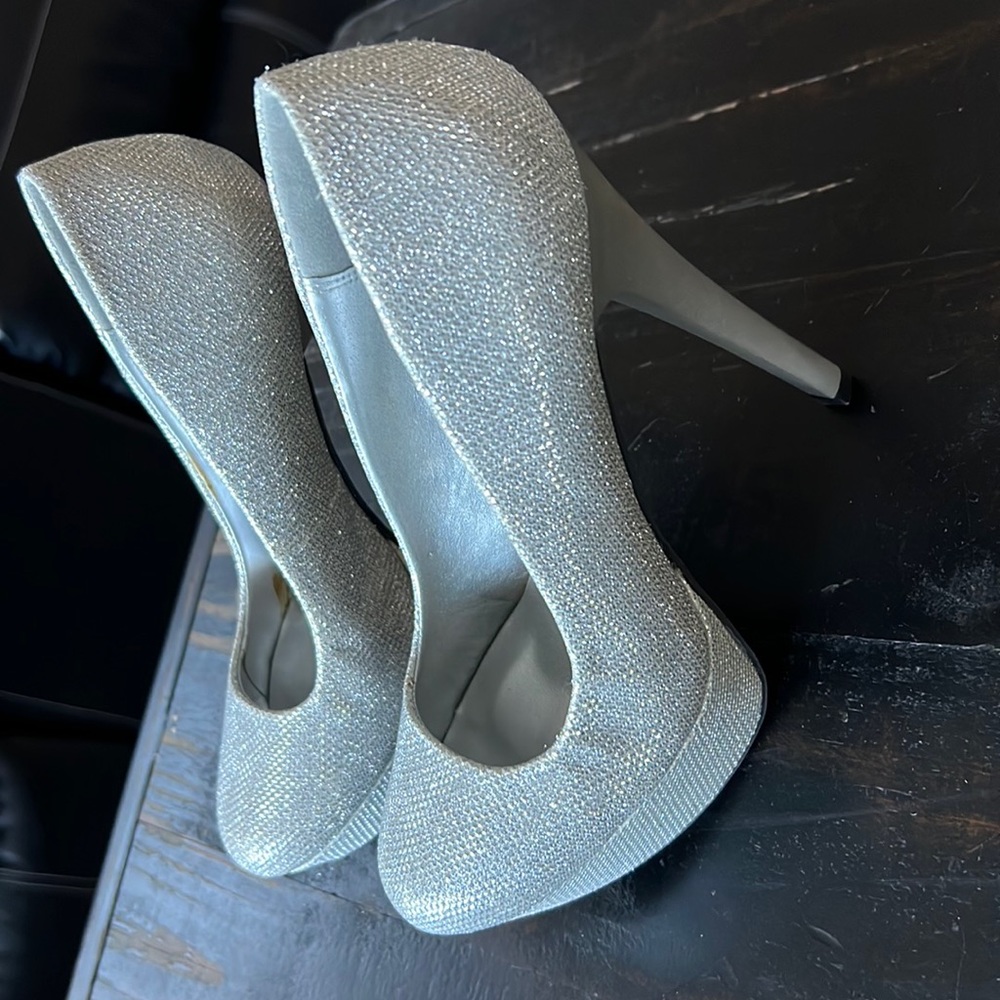 Sparkly silver shoes perfect for special occasion size 7 like new